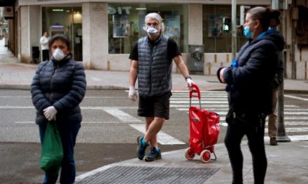 La OMS abre la puerta a que se generalice el uso de la mascarilla y el Gobierno español sopesa proponerlo
