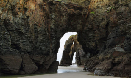 La erosión derrumbó uno de los arcos de piedra de la playa de Catedrales