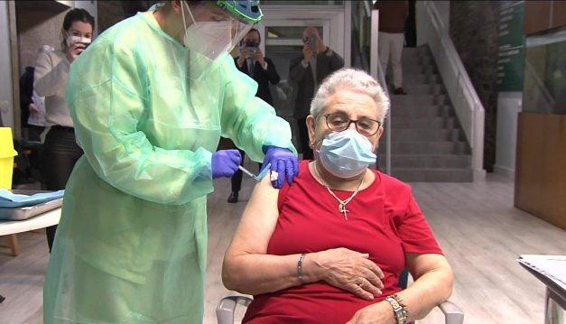 Nieves Cabo, de 82 años, primera gallega vacunada contra el coronavirus