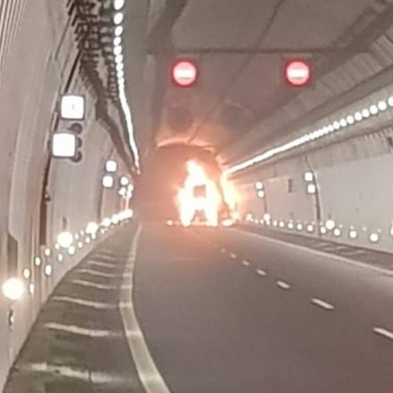 La reparación de los daños ocasionados por el incendio de un trailer mantiene cortados dos carriles del túnel de La Cañiza en la Autovia A-52