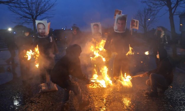 En una manifestación de hosteleros en Santiago se quemaron «mecos» de Sánchez, Feijóo y Bugallo
