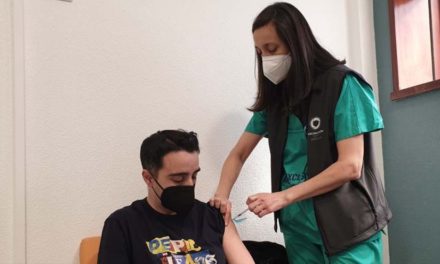 Galicia prioriza la vacunación de los mayores de 60 y de los menores de 40