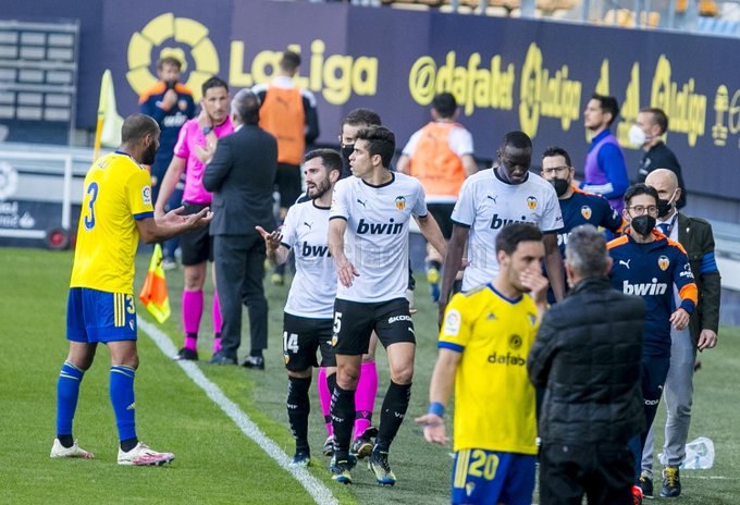 Incidente racista entre jugadores en un partido de fútbol de Primera División