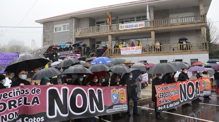Cientos de manifestantes contra el proyecto de parque eólico en Cotobade