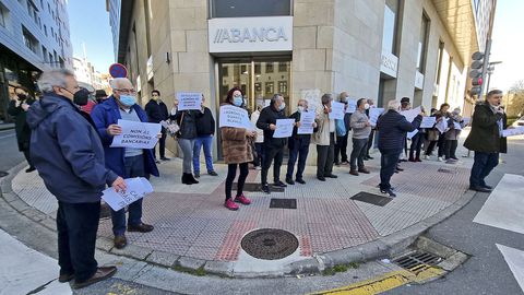 ABanca y Banco Santander amplían horarios de caja por la presión de los mayores